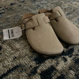 Time and Tru Size 8 Buckle Boston Clogs NWT Sand